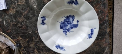 Porcelæn, Dyb tallerken. , Blå Blomst. Royal Copenhagen, 1. Sortering.
8546 - 10
Str. 21,2 cm. dia. 