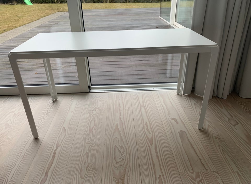 Skrivebord Arne Jacobsen for Montana b 140 d 60 h 72 dba.dk