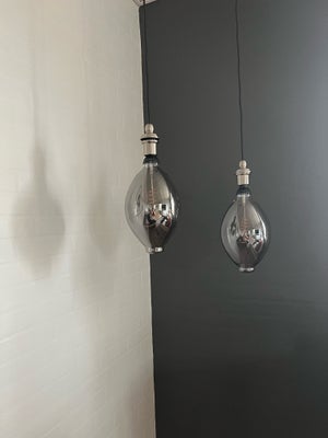 Pendel, 2 stk lamper med sølv look fatning og loftsroset
Varmt lys