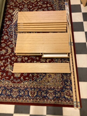 Reolvæg, IKEA Svalnäs, Sælges samlet:

2 stk. skinner til montering på væg. 176 cm
1 stk. skrivebord