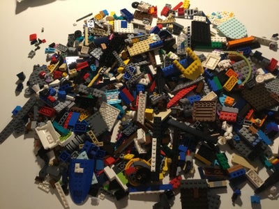Lego andet, LEGO, 2,5 kg Lego kloder + 4 biler, 10 pers. og svær, sabler og meget andet
