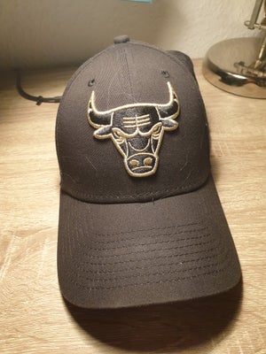 Kasket, New Era Chicago Bulls cap, str. One size,  Sort og guld,  Næsten som ny, Officiel NBA cap af