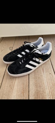 Sneakers, Adidas Gazelle, str. 42,5, Nye. Størrelse 42 2/3.

Jeg sender gerne, hvis du betaler porto