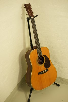 Western, Martin D28 Reimagined, D28 Reimagined guitar fra 2017 i mint condition.
Martin Deluxe fligh