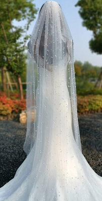 Brudekjole, Brudeslør, Ubrugt, Smukkeste brudeslør dekoreret med massere af perler i forskellige stø