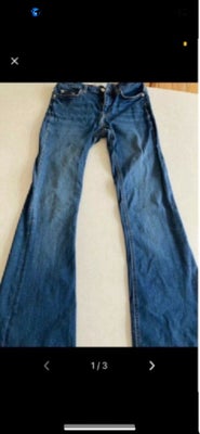 Jeans, Zara Woman, str. 32,  Blå,  Demin, Trompetformede jeans / cowboybukser. Pæn stand. 