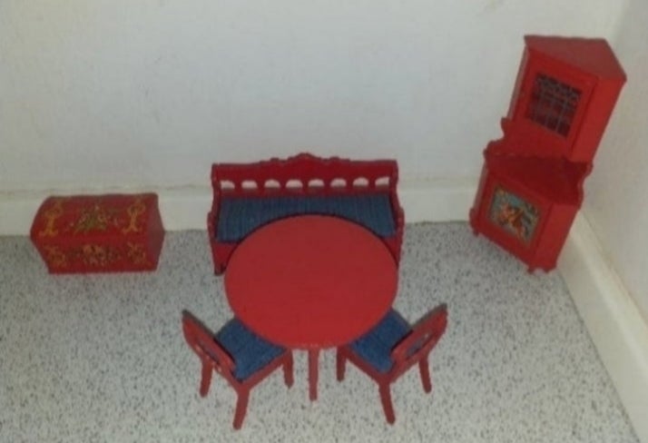 Dukkehus-møbler, Lundby rød almue stue sæt