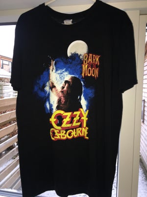 T-shirt, GILDAN / OZZY , str. L,  Næsten som ny, OZZY OSBOURNE “ bark at the Moon” KULT T-shirt i st