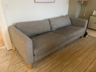 Sofa, polyester, 3 pers. , Ikea, Mål (L x B): 205 x 90 cm
Siddedybde: ca 50 cm

IKEA Karlstad sofa, 