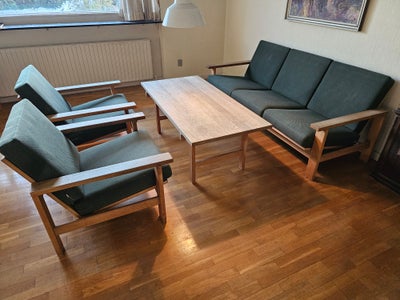 Sofagruppe, Hans J. Wegner, Sofa, bord og to lænestole.

Mørkegrønt betræk.

Det står pænt brugstide