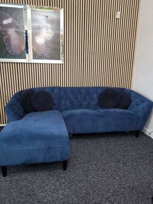 Chaiselong, RIA højrevendt SOFA MED CHAISELONG

Højrevendt sofa med chaiselong i mørkeblå stof og me