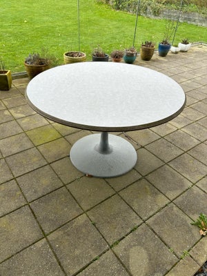 Havebord, Solid rund bord, kan anvendes både på terrasse eller som spisebord.  
Ø 200 cm
Højde 69 cm