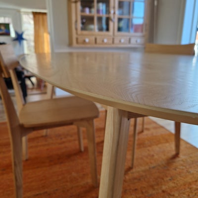 Spisebord, Træ (ask), Nofu, b: 90 l: 180, Ovalt spisebord fra Nofu i ask.

3 stole fra samme mærke. 