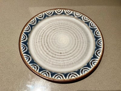 Keramik, Tallerken, Søholm Rotna, Diameter 23,5 cm.
“Bornholmsk Stentøj - Rotna - Søholm Danmark”
