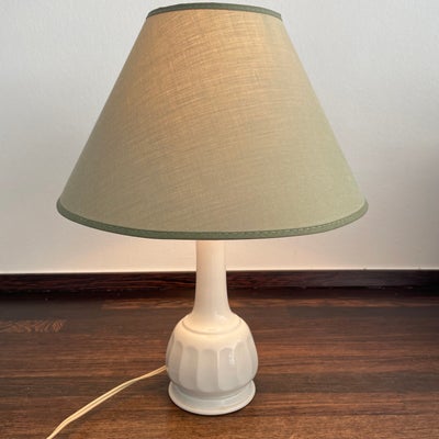 Anden bordlampe, Bing & Grøndahl, Klassisk mindre bordampe fra B&G, Bing & Grøndahl i hvid porcelæn 