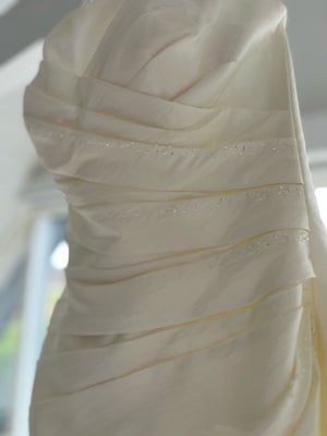 Konfirmationskjole, Lilly, str. 36, Smukkeste elfenbensfarvet kjole med drapering, små perler, binde