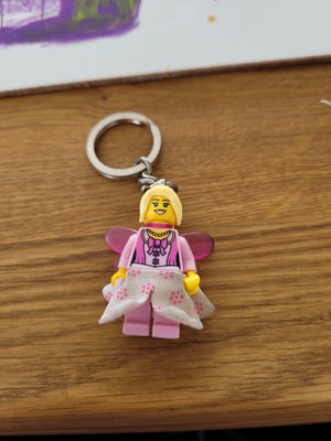 Lego andet, Fe med stofnederdel nøglering, lyserøde vinger, Lego nøglering,  ingen ridser, nederdel 