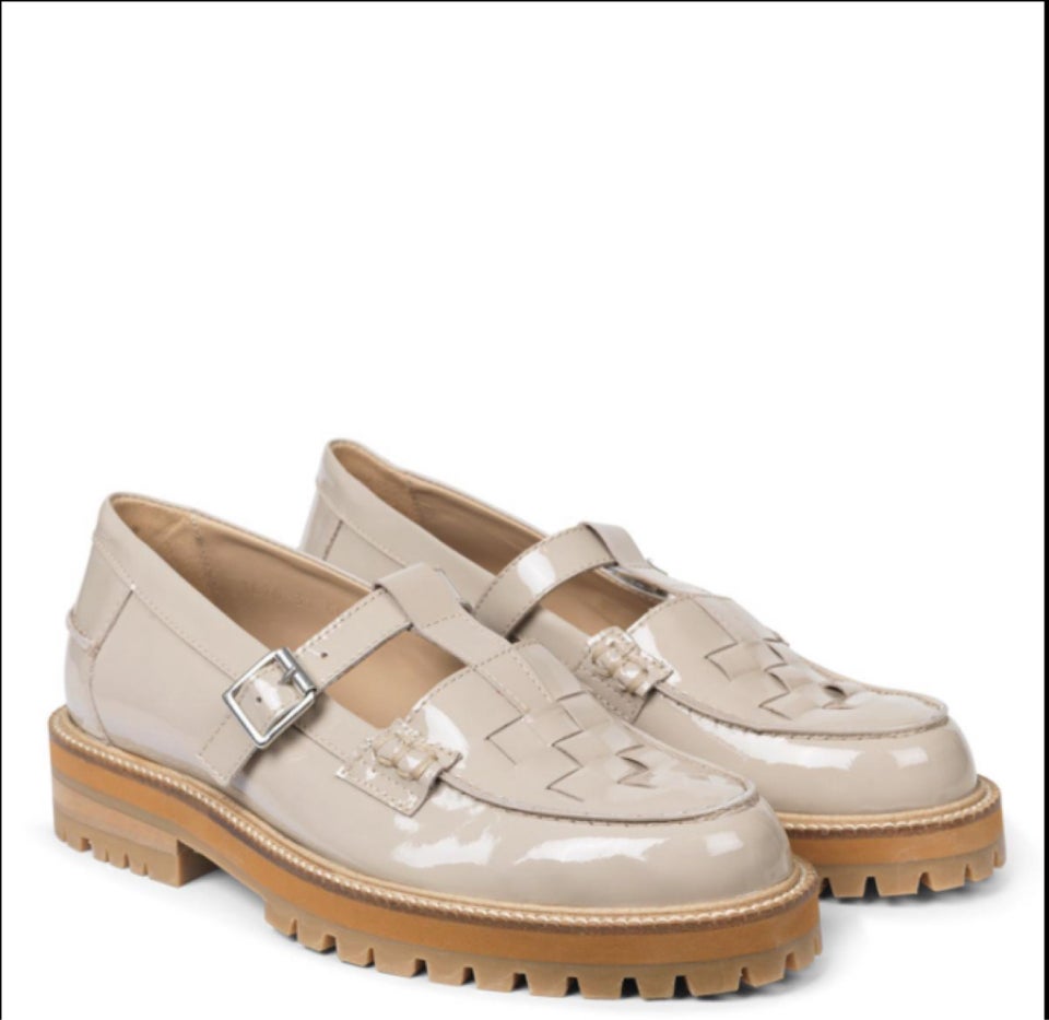Loafers, str. 37, Angulus
