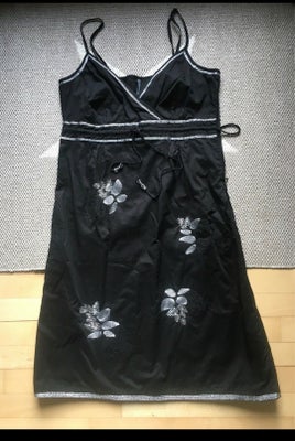 Sommerkjole, Soya Concept, str. M,  Sort med sølvbroderi,  Bomuld,  Næsten som ny, Sød kjole med fin