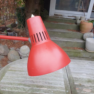 Arkitektlampe, Retro, Vinrød arkitektlampe i svensk design, hvor den 84 cm lange arm er ude  fjedre.