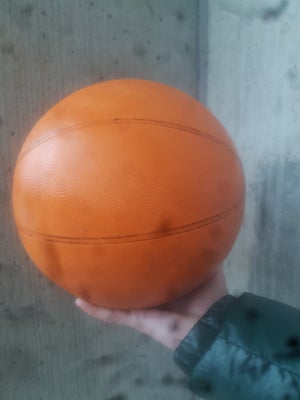 Basketball, Ved ik', Fin bold brugt lidt
kan hentes på taget af rudeskov skole:-)