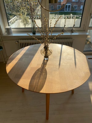 Spisebord, Sælger dette flotte runde sildebensbord i olieret egefiner, med ben i olieret massivt eg.