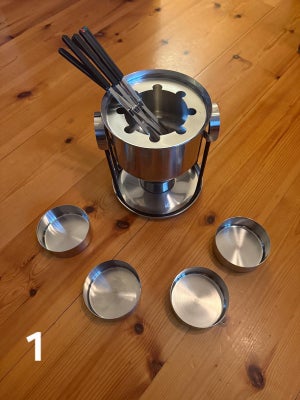 Diverse STELTON, Stelton, 1) Fondue med 4 skåle: 350kr
2) Fondue mangler låget til at slukke ilden: 