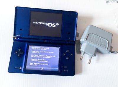 Nintendo DSI, Med oplader og touchpen, Fin DSi konsol med tilhørende oplader og touchpen

Konsollen 