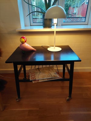 Sidebord, b: 40 l: 60 h: 50, Lille sortmalet træbord med hylde under og hjul.
Trænger til ny maling 