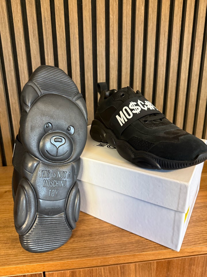 Sneakers, Moschino, str. 45