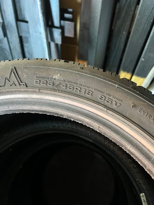 Vinterdæk, Dunlop, 225 / 45 / R18, 7 mm mønster, Vinterdæk fra dunlop med 7mm mønster

Str. Fordæk
2