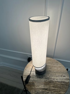 Sengelampe, GUBI, GUBI Unbound Bordlampe H: 45 cm -  Hvid skærm/grå marmor, lampen er i overordnet f