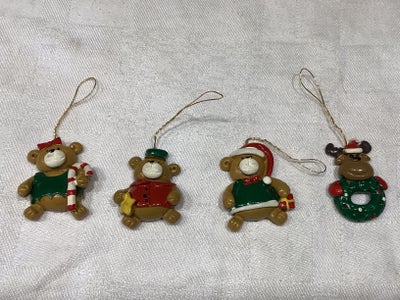 4 små julefigurer med snor, Højde ca 4 cm.

Samlet pris 10 kr.