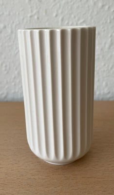 Porcelæn, Vase, Lyngby, 10 cm H cremefarvet lyngbyvase, med 
det gamle mærke.
Den har været brugt ti