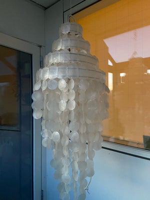 Lysekrone, Pæn Shell chandelier loftslampe til stuen for det elegante udseende.
Lampen er vedligehol