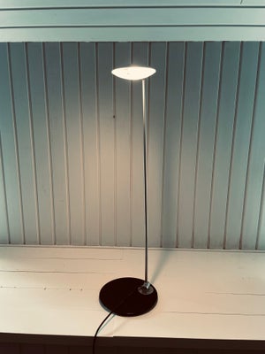 Skrivebordslampe, Occhio, Occhio Tavolo

Designet af Alex Meise

Bordlampe ca. 75 cm

Lysdæmpende fu