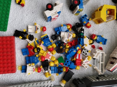 Lego andet, 10 kg blandet Lego, mindst 35 figurer, mange biler, tog, vogne, skinner, forskellige byg
