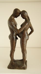 Gravid kvinde og mand skulptur af Ib Braun