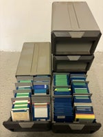 Store Diskbokse med Amiga 500 disketter, spillekonsol