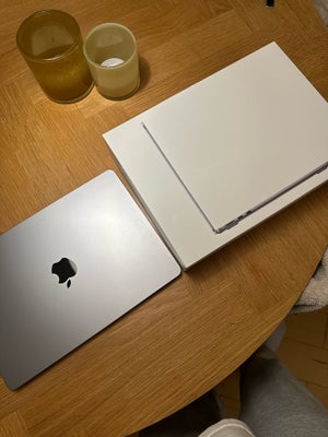 MacBook Air, M2, 8 GB ram, 256 GB harddisk, Perfekt, Sælger en Space Grey MacBook Air M2 med activat
