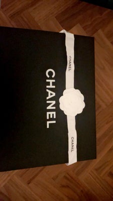 Skuldertaske, Chanel, lammeskind, INFO
•	Sort Quilted Caviar skind
•	sølv hardware
•	Original æske m