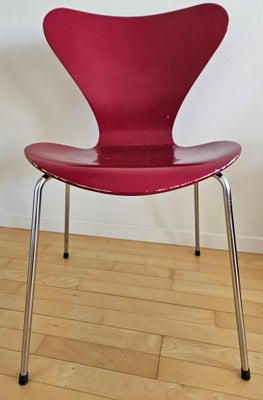Arne Jacobsen, Syveren, Stol, Syveren stol designet af Arne Jacobsen og produceret af Fritz Hansen.
