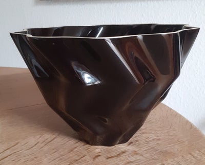 Keramik, Skål, Kähler Facetta, Skulpturel skål med blank sort glasur, fra serien Facetta, designet i
