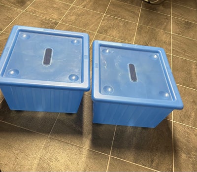 Opbevaringskasse med hjul, Ikea, 2 Vessla opbevarings kasser med hjul og låg i blå 
39 x 39 cm
Nypri