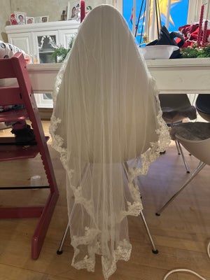Brudeslør, Helena keto design, Tyl og blonde, Næsten som ny, Brudeslør med blonder og klar til at få