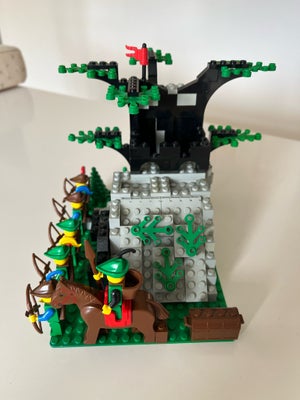 Lego Castle, 6066, Camouflaged outpost. Nogle af fjerene er skiftet ud men den lille sorte fjer er d