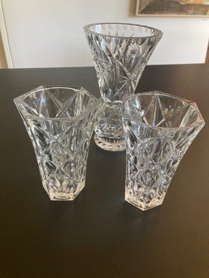 Vase, Krystalvase, Flotte krystalvaser uden skår. 
2 x 13 cm høje 40 kr. pr. stk.
1 x 18 cm. høj 50 