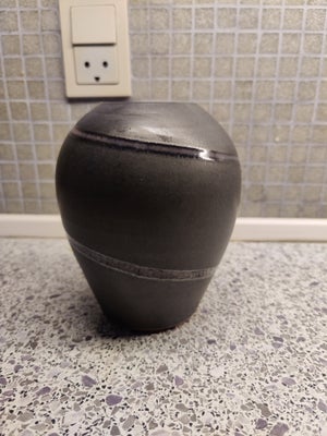 Vase, Unknown, Fin sort vase 
Ingen skader