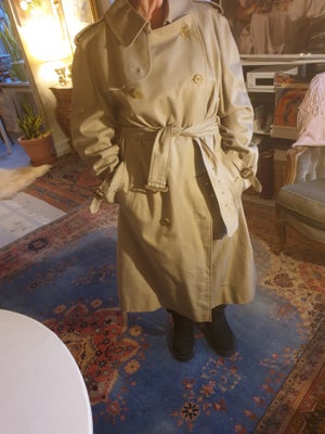 Trenchcoat, str. 40, Burberry,  Beige,  Næsten som ny, 

Meget velholdt Burberry uden slitage !

En 