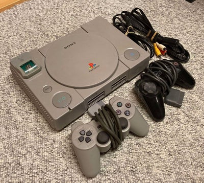 Playstation 1, PS1, Har denne Playstation 1 med 2 kontroller, 1 memory card og diverse kabler.
Virke